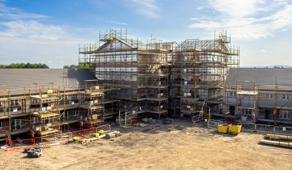 Avant-homes-edmonston-village-edinburgh-kwikstage-scaffolding-new-build-homes-Img-contract-scaffolding-edinburgh