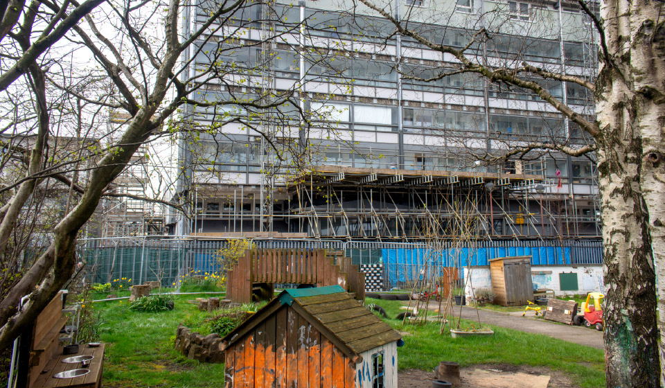 Waddell-Court-new-gorbals-housing-mckean-developments-mast-climber-cladding-maintenance-image-contract-scaffolding-uk