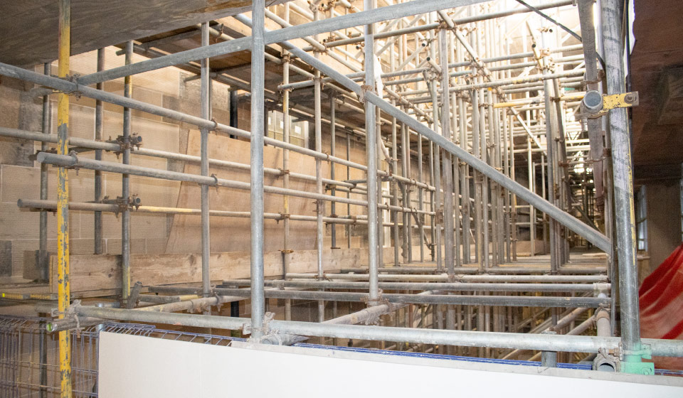 custom-house-hotel-atrium-scaffolding-mast-climbers-kwikstage-k2-enigma-industrial-services